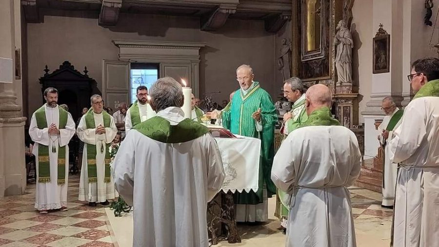 La celebrazione di ingresso del nuovo parroco di Castel don Paolo Azzini