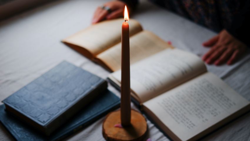 Luca Cremonesi: “Consigli di lettura sotto l’albero, con le candele accese”