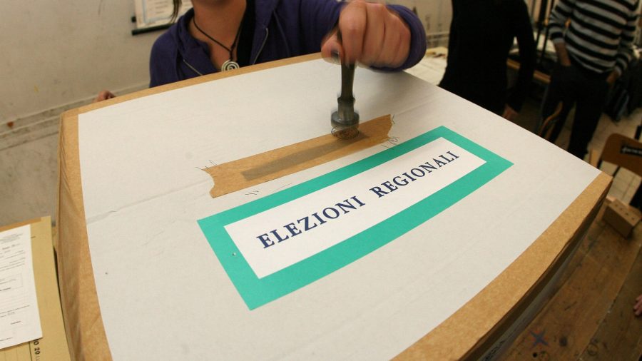 Elezioni Regionali 2023: controllo della tessera elettorale per poter votare
