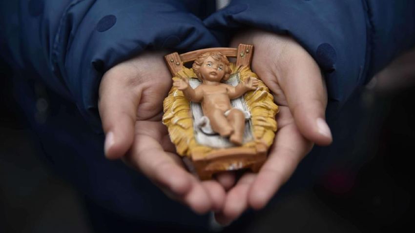 La benedizione delle statuette di Gesù Bambino e una “dolce” bancarella