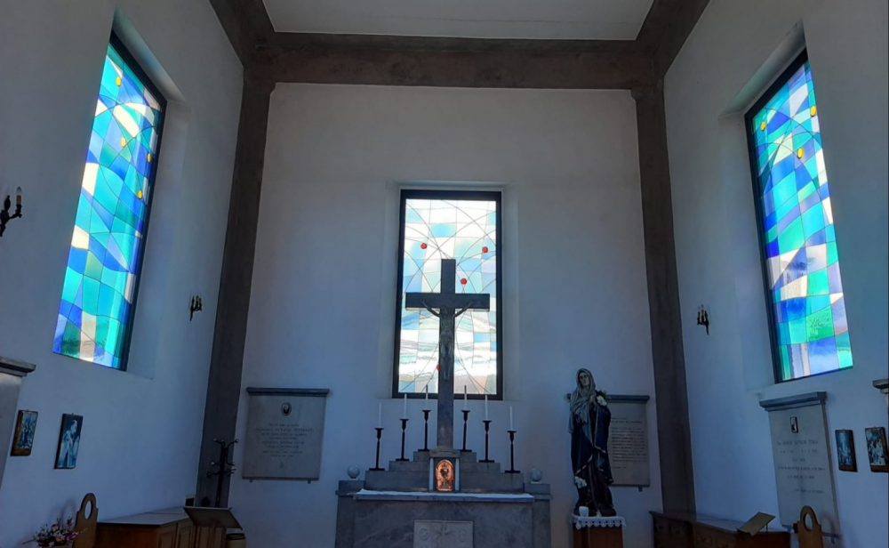 Una luce “oltre la materia” attraverso le vetrate della Cappella del Cimitero