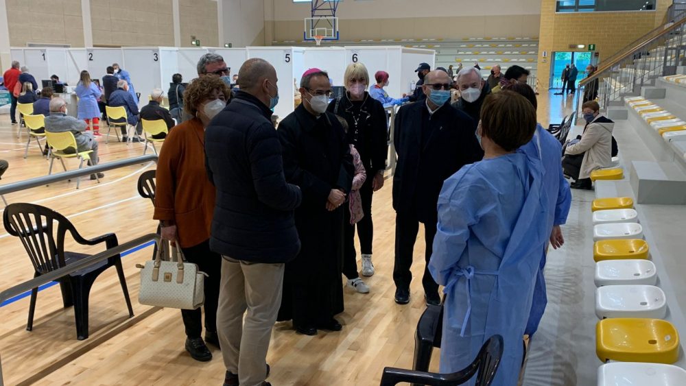 La visita del Vescovo Marco Busca all’hub vaccinale di Castel Goffredo