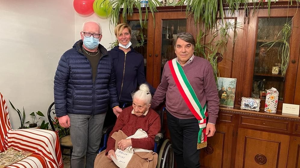 A Casalromano gioia e commozione per i 100 anni della cara maestra Miriam