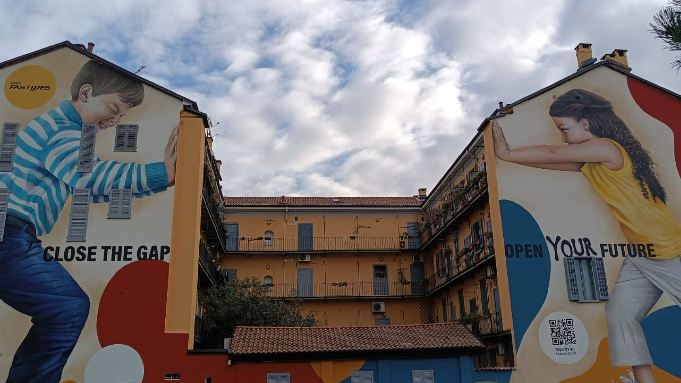 La “spedizione” di settanta giovani tra i murales del quartiere Isola di Milano